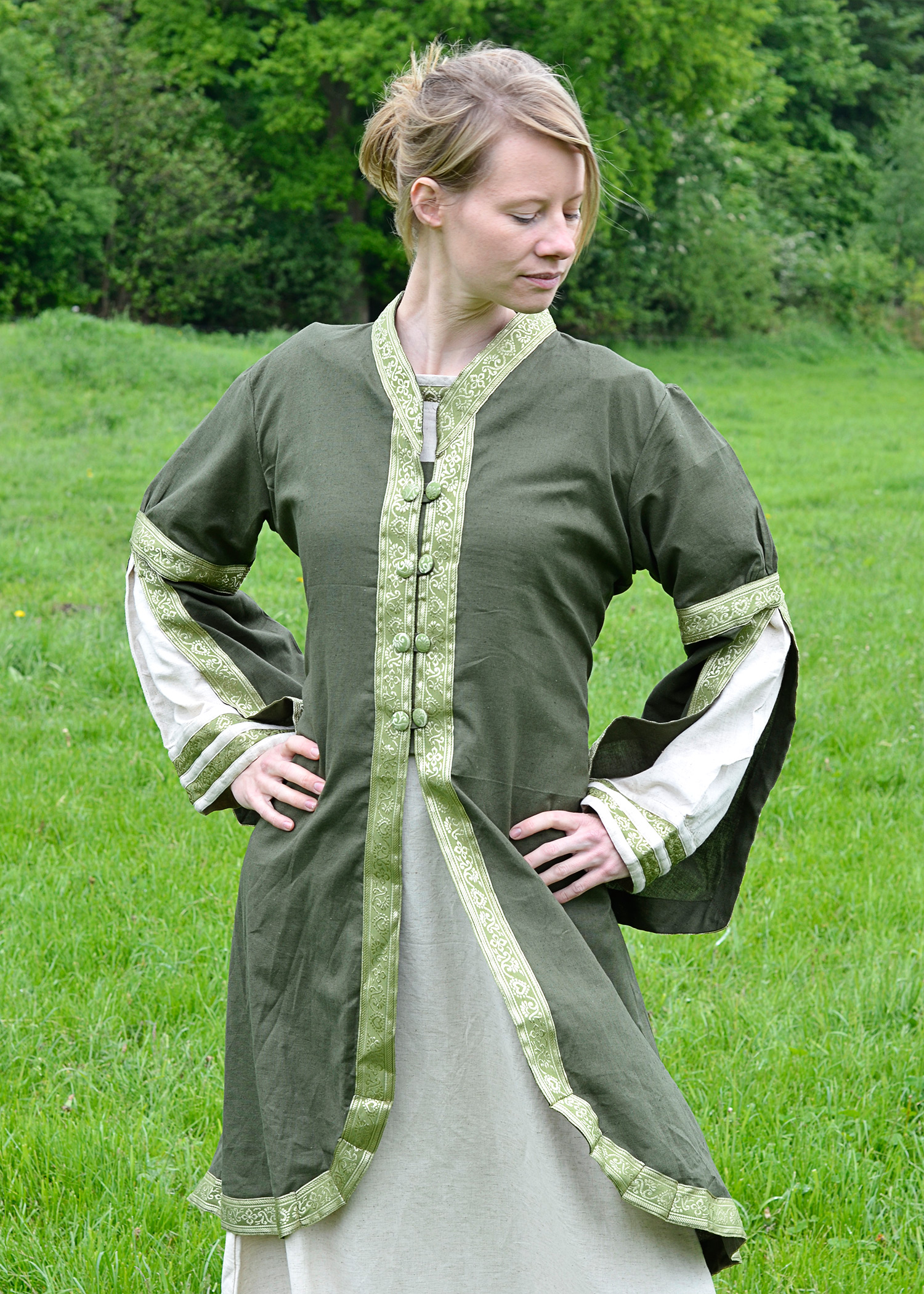 Mittelalterlicher Mantel, verschiedene Farben, Farbe bordeaux