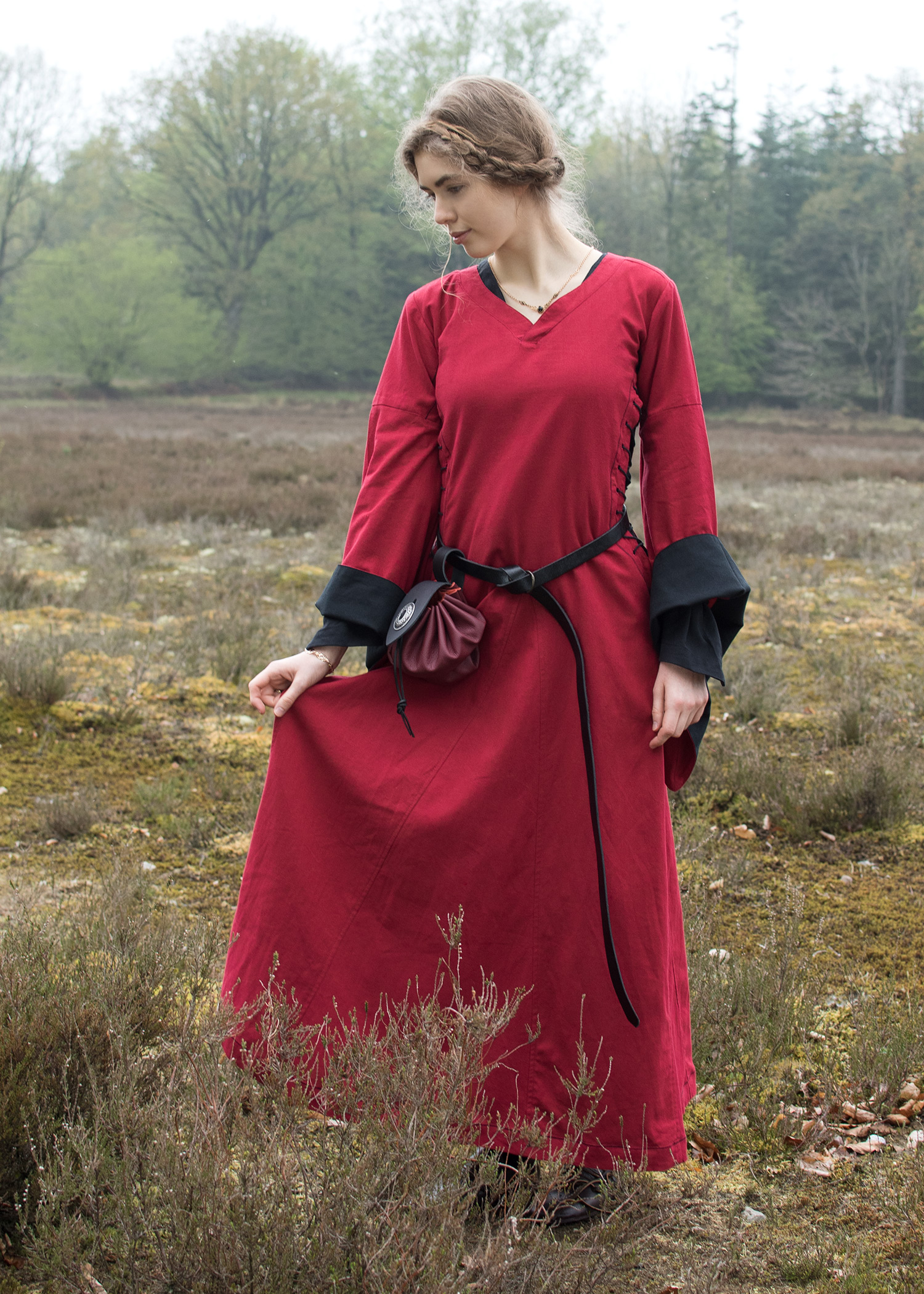 Mittelalterkleid mit Höllenfenstern, Bliaut Amal, rot/schwarz, Größe M