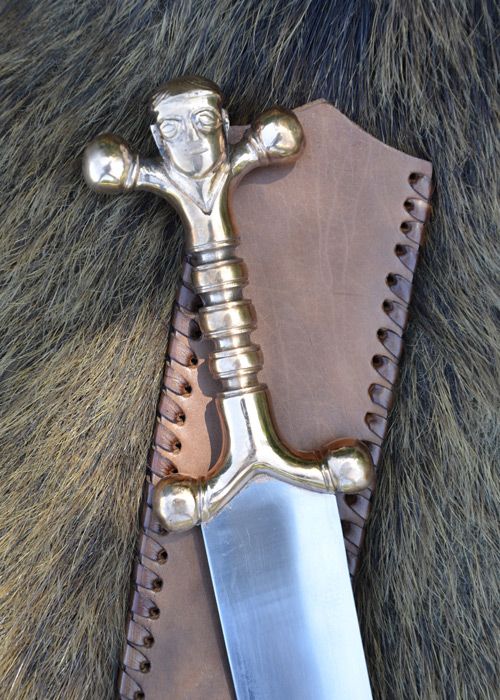 Keltischer Dolch mit Bronzegriff und Lederscheide