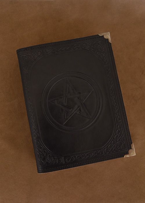 Schwarzes Lederbuch mit Pentagramm, ca. 23 x 18 cm